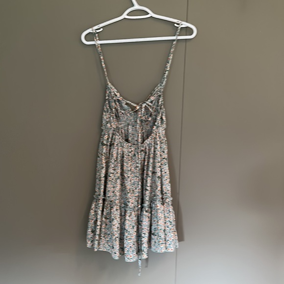 Flowy summer dress with adjustable open-back closure - Picture 3 of 4